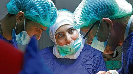 Im Einsatz: eine OP in der unterirdischen Klinik in Syrien. 