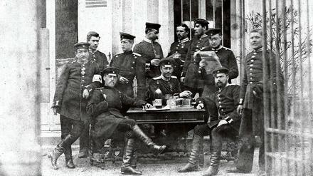 lm Quartier. Eine Gruppe von württembergischen Offizieren nach dem Waffenstillstand vom 28. Januar 1871. 