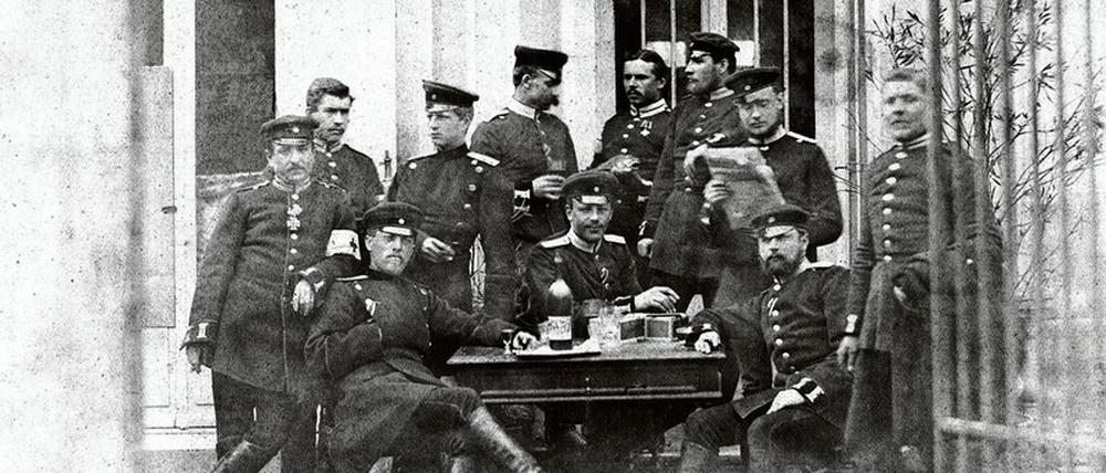 lm Quartier. Eine Gruppe von württembergischen Offizieren nach dem Waffenstillstand vom 28. Januar 1871. 