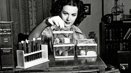 Eine sehr moderne, emanzipierte und selbstbestimmte Frau, deren wissenschaftliche Seite zu Lebzeiten im Schatten blieb: Hedy Lamarr. 