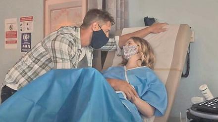Warten in der Pandemie. Kevin (Justin Hartley) und Madison (Caitlin Thompson) freuen sich über Zwillinge. 