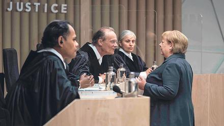 Hoffen auf Gerechtigkeit: Auch als Ex-Kanzlerin bleibt Angela Merkel (Martina Eitner-Acheampong) ein Pflichtmensch, der Verantwortung für sein Handeln übernimmt. Das beeindruckt den Vorsitzenden Richter Hans-Walter Klein (Edgar Selge, 2.v.l.) bei dem Prozess gegen die Bundesrepublik Deutschland. 
