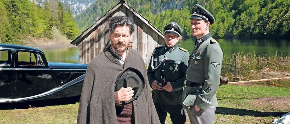 Zunächst alles andere als heldenhaft: Sepp Rottenbacher (Fritz Karl, links) scheint sich mit Nazis wie Kaltenbrunner (Oliver Masucci, rechts) und Schädler (George Lenz) arrangiert zu haben. 