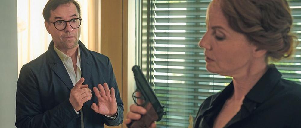 Sie wollen doch nicht... Joachim Vernau (Jan Josef Liefers) sucht und findet Brigitte Marquardt (Carina Wiese) mit einer Waffe in der Hand.
