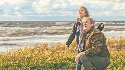 Lebensfreude: Thomas Wintersperger (Ulrich Tukur) mit Max’ Enkelin Lena (Ksenija Sisko) beim Drachensteigen an der Ostsee.