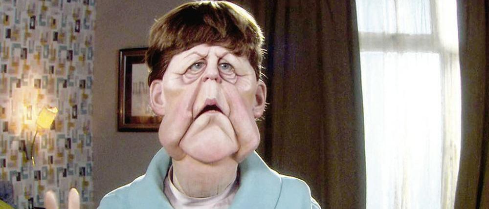 Die Karikatur-Puppen von Bundeskanzlerin Angela Merkel und Fußball-Trainer Jürgen Klopp gehören zu den rund 100 Figuren der englischen TV-Comedy "Spitting Image", die bald bei Sky Comedy startet. 