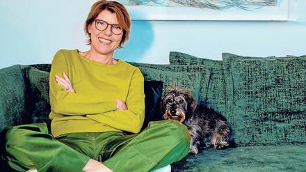 Bettina Böttinger, 64, moderiert seit 2006 die WDR-Talkshow „Kölner Treff“. Neben ihr die Dackeldame Fienchen.