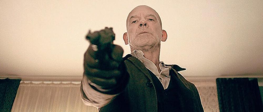 A man has to do what a man has to do. Ulrich Kainer (Martin Wuttke) sieht sich gezwungen, seine Waffe für sich sprechen zu lassen.