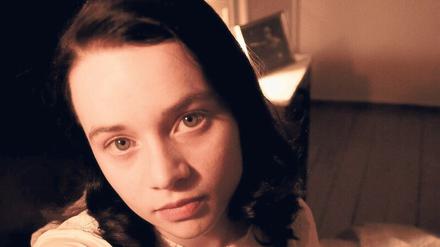 Selfie aus der NS-Zeit. Luna Wedler als Sophie Scholl hält selbst die Kamera.