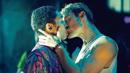 Erst küssen, dann kennenlernen: Robbie (Frédéric Brossier, re.) und Vince (Benito Bause) haben ihre Dating-Apps gelöscht und lassen sich auf eine Beziehung ein. 