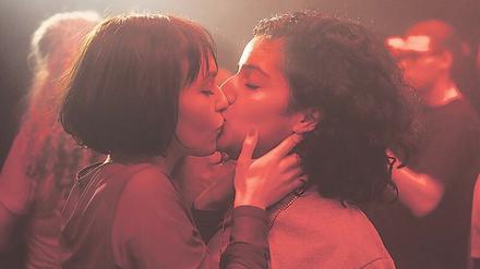 Party, Sex, Drogen. Hanna (Banafshe Hourmazdi, re.) lässt sich von Lara (Emma Drogunova) in ihre Welt entführen. Foto: ZDFneo