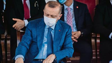 Präsidiales Nickerchen. Der türkische Präsident Erdogan wird bei öffentlichen Ereignissen schon mal von Müdigkeit übermannt. Regierungstreue Medien übersehen das. 