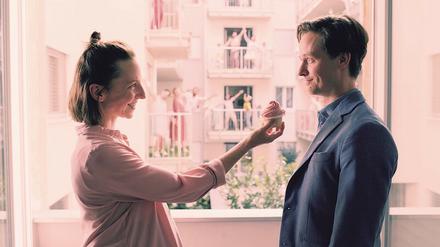 Liebe rosarot. Dauernörglerin Julia (Katharina Schüttler) überrascht Freund Tristan (Tom Schilling) eines Morgens mit geträllerten Liebesschwüren.