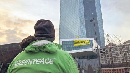 Geld verpestet die Welt. Aktivisten protestieren gegen die Klimapolitik der Europäischen Zentralbank.