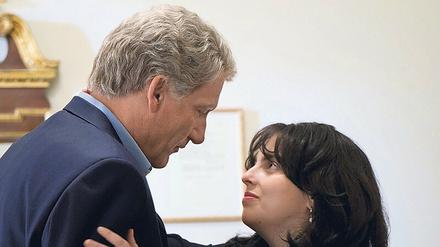 "Der Präsident hat mich geküsst.“: Bill Clinton (Clive Owen) und die Praktikantin Monica Lewinsky (Beanie Feldstein) im Oval Office. 