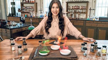 Mai Thi Nguyen-Kim erklärt in ihrem Labor die Elemente anhand ihrer Brennfarben. 