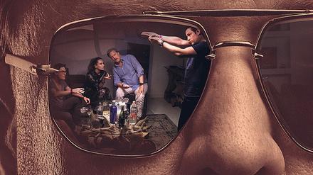 In der Falle. Was sich da in der Sonnenbrille von Privatdetektiv Julian Hessenthaler (Nicholas Ofczarek) spiegelt, ist das Arrangement für das Ibiza-Video, das FPÖ-Chef Heinz Strache (Andreas Sturm, links im kleinen Bild) zum Verhängnis werden wird. 