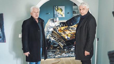Totes Klavier.  Batic (Miroslav Nemec, l.) und Franz Leitmayr (Udo Wachtveitl) fragen sich, wer den Flügel zerstört hat. 