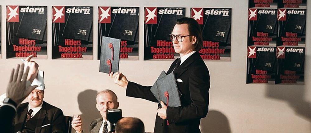 Ein Jahrhundert-Coup? Am 25. April 1983 präsentiert „Stern“-Reporter Gerd Heidemann (Lars Eidinger) der Weltöffentlichkeit die privaten Tagebücher von Adolf Hitler und liest aus ihnen vor. 