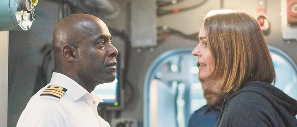 Duell.  U-Boot-Kommandant Newsome (Paterson Joseph) steht den Ermittlungen von Kommissarin Amy Sylva (Suranne Jones) skeptisch gegenüber. 