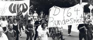 Auf der Straße für DT64. Als sich die Einstellung des Radioprogramme abzeichnete, gab es bundesweit und in Berlin Demonstrationen für die Fortführung.