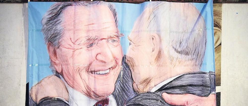 Schröder und Putin in herzlicher Umarmung auf einem Bild an der Berliner East Side Gallery 