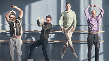 Challenge!  Sami (Ugur Kay, v. l. n. r.), Berti (Patrick Güldenberg), Alexander (Vladimir Burlakov) und Roman (Helgi Schmid) studieren einen Väter-Tanz ein. Foto: Degeto