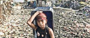 Überlebenswichtig. Ein Junge sammelt Plastikmüll auf den Philippinen. 