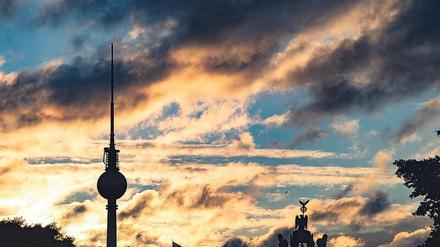 Der Fernsehturm auf dem Alexanderplatz ist immer noch ein zentraler Ausstrahlungsort für Hörfunk und TV in Berlin und Brandenburg. Aber die Bedeutung dieses Ausspielweges sinkt. Der Fernsehturm wird zum Denkmal – mit Drehrestaurant. 
