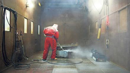 Gefährliches Aufräumen. Arbeiter bei der Dekontaminierung von Schrott aus dem ehemaligen Kernkraftwerk Greifswald. 