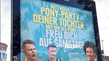 Shitstorm zum Fußball.  Mit diesem umstrittenen Plakat wirbt die ARD für ihre Samstags-„Sportschau“ im Ersten. 
