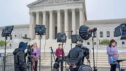 Legal abtreiben? Fernsehteams vor dem Obersten Gerichtshof in den USA warten auf ein bahnbrechendes Urteil. 