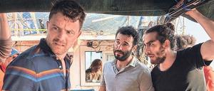 Und was jetzt? Auf dem Geflüchtetenboot erfährt Skipper Jan Garbe (Friedrich Mücke, links) von Ismail Sabia (Mohamed Achour, Mitte) und Bilal Sabia (Tariq Al-Saies), dass der Motor des Bootes defekt ist.