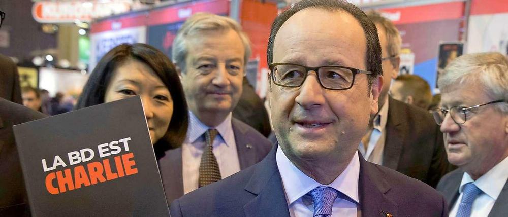 Nach dem Anschlag gab es eine Welle der Solidarität, auch von Staatspräsident Hollande. 4,2 Millionen Euro gingen als Spenden an „Charlie Hebdo“ ein.