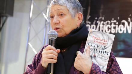 Die Schriftstellerin Lyudmila Ulitskaya präsentiert ihr neuestes Buch auf der  Internationalen Buchmesse für hochwertige Belletristik und Sachliteratur im Gostiny Dvor.