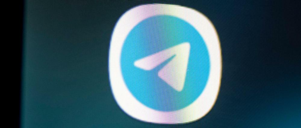 Auf dem Bildschirm eines Smartphones sieht man das Logo der Messenger App Telegram.