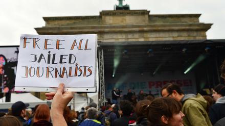 Demonstranten protestieren am  Brandenburger Tor für die Freilassung inhaftierter Journalisten.