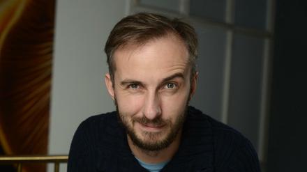 Jan Böhmermann, Satiriker sowie Hörfunk- und Fernsehmoderator. Er ist auch als Filmproduzent, Buchautor und Journalist tätig.