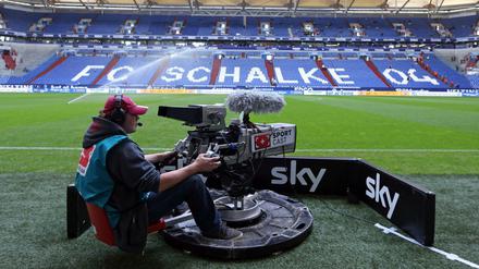 Ein Kameramann des Senders Sky sitzt an seinem Arbeitsplatz im Stadion. 