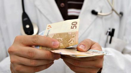 Wenn es nach dem Gesundheitsminister geht, soll der Patient seine Behandlungskosten künftig erst bezahlen und danach erstattet bekommen.