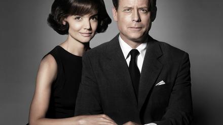  Präsidentenpaar. Katie Holmes und Greg Kinnear sehen Jackie und John F. Kennedy zum Verwechseln ähnlich. Ihre Rollen spielen sie überzeugend.
