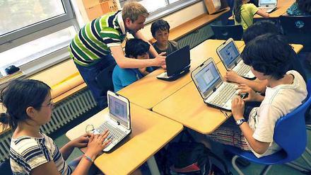 Müssen Kinder überhaupt noch schreiben lernen? Diese Berliner Grundschüler lernen schon am Computer.