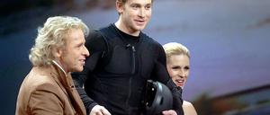 Samuel Koch (m) während der ZDF-Show "Wetten, dass..?" vor seiner Wette mit Thomas Gottschalk und Michelle Hunziker.