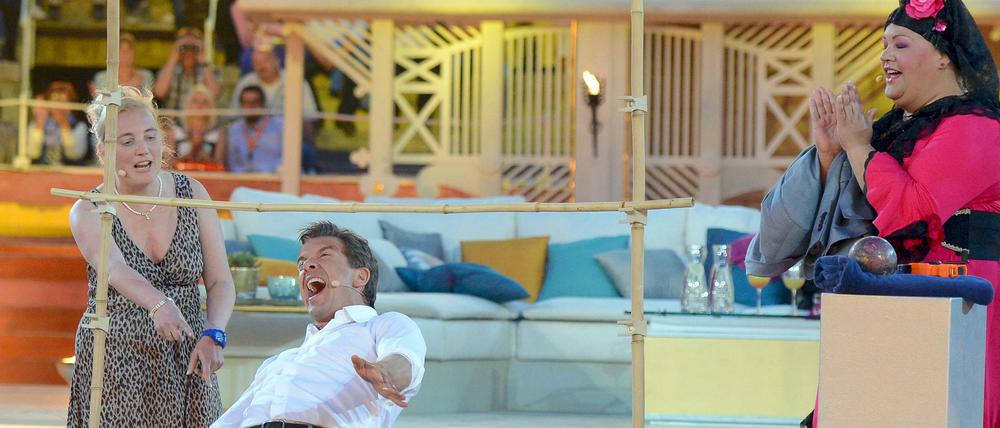 Die Lanz hängt tief: Moderator Markus Lanz beim Limbo-Tanzen zur "Wetten, dass"-Mallorca-Ausgabe