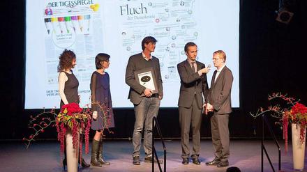 Der Tagesspiegel wird als "Zeitung des Jahres 2014" ausgezeichnet. Die Ehrung nehmen die Art-Direktoren Sabine Wilms und Bettina Seuffert sowie die beiden Chefredakteure Lorenz Maroldt und Stephan-Andreas Casdorff entgegen.