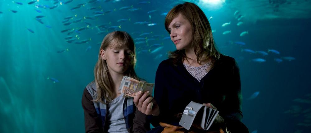 Zum Geburtstag bekommt Mandy (Hanna Müller) von Sterneköchin Ida (Anna Loos, r.) einen Ausflug und Geld spendiert. Doch das Mädchen wünscht sich mehr. 