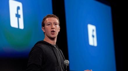 Facebook Gründer Mark Zuckerberg will im Februar nach Berlin kommen und sich Fragen von Facebook-Nutzern stellen - dabei dürfte es auch um das Engagement des Netzwerks gegen Hasskommentare gehen. 