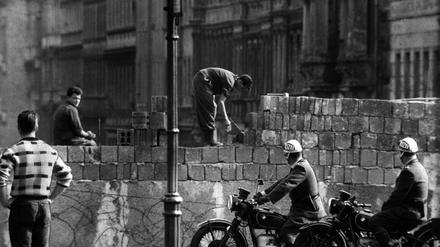Der US-Sender HBO will eine Serie über das geteilte Berlin, hier ein Foto vom Mauerbau an der Bernauer Straße 1961, drehen. 