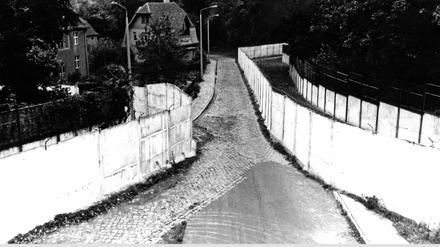 Tief im Südwesten, der Mauerstreifen an der DDR-Exklave Klein-Glienicke umschlossen von West-Berliner Gebiet: An der engsten Stelle betrug der Abstand von Mauer zu Mauer gerade einmal 15 Meter.