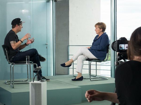Der Youtuber LeFloid interviewt Kanzlerin Angela Merkel.
